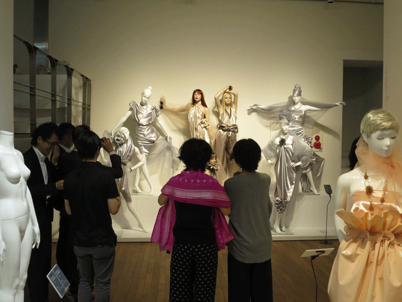 ピンワークで彩られたマネキンのショールーム