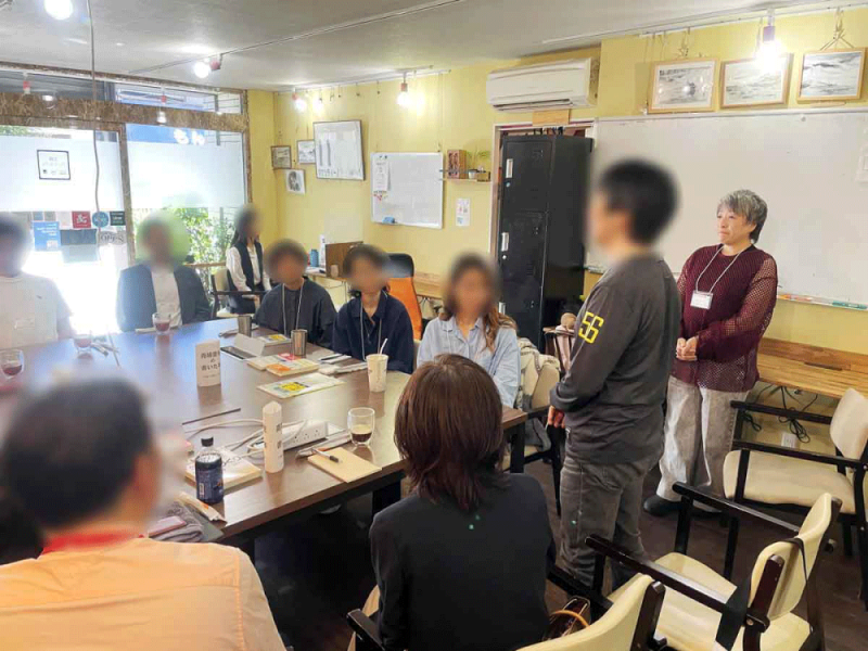 各自自己紹介しているところ