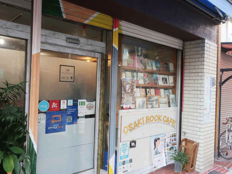 入口は街の本屋みたいな感じ