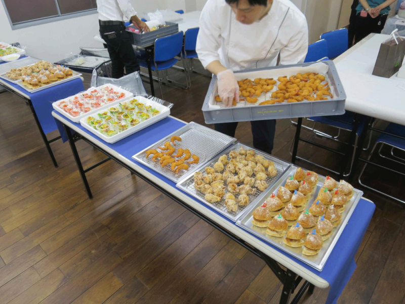 バイキングの用意をするロック・フィールドさん