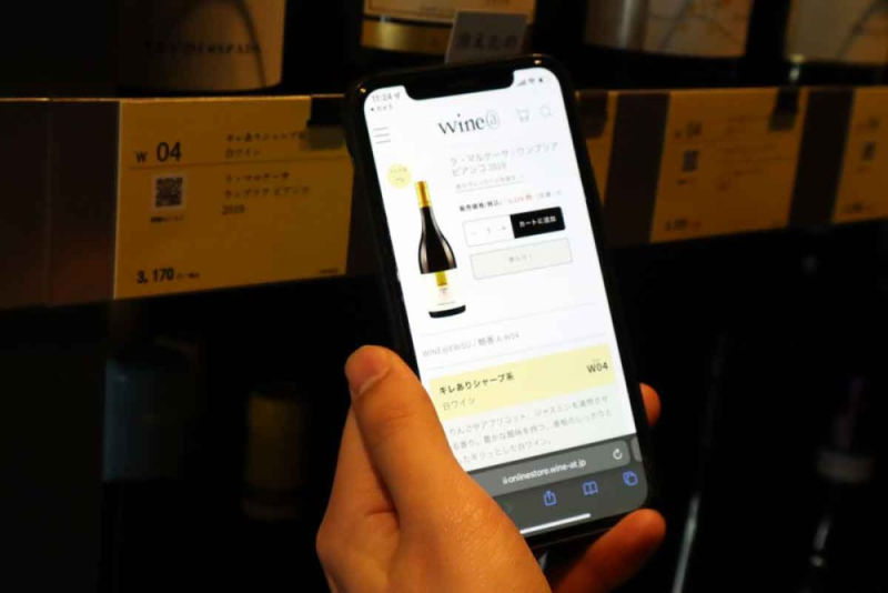 おススメワインは、色別にPOPが分かれたワイン棚とスマホとで照合