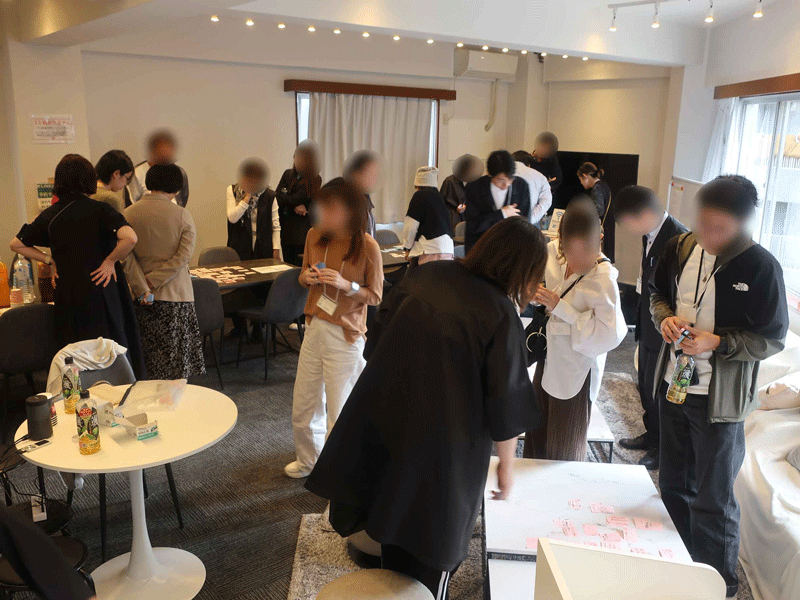 みんなで卓上のポストイットを眺めているところ