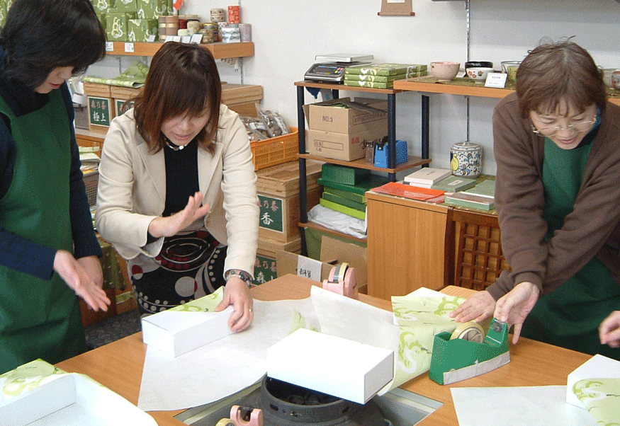 お茶店にてラッピング指導をしているところ(左から2番目)